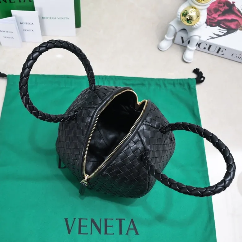 Batch 1800 #BV 2023 new bowling bag 🎈 combines BV’s classic woven elements. The entire bag is full of craftsmanship, unique and tasteful~ Made of sheepskin, with a smooth texture. Detachable shoulder strap can be carried or carried. Multiple carrying methods to match your highlight moments [yeah], the capacity is very touching, suitable for short trips/business trips! A must-have for daily concave styling. Size: 22*22*22, model 9463#